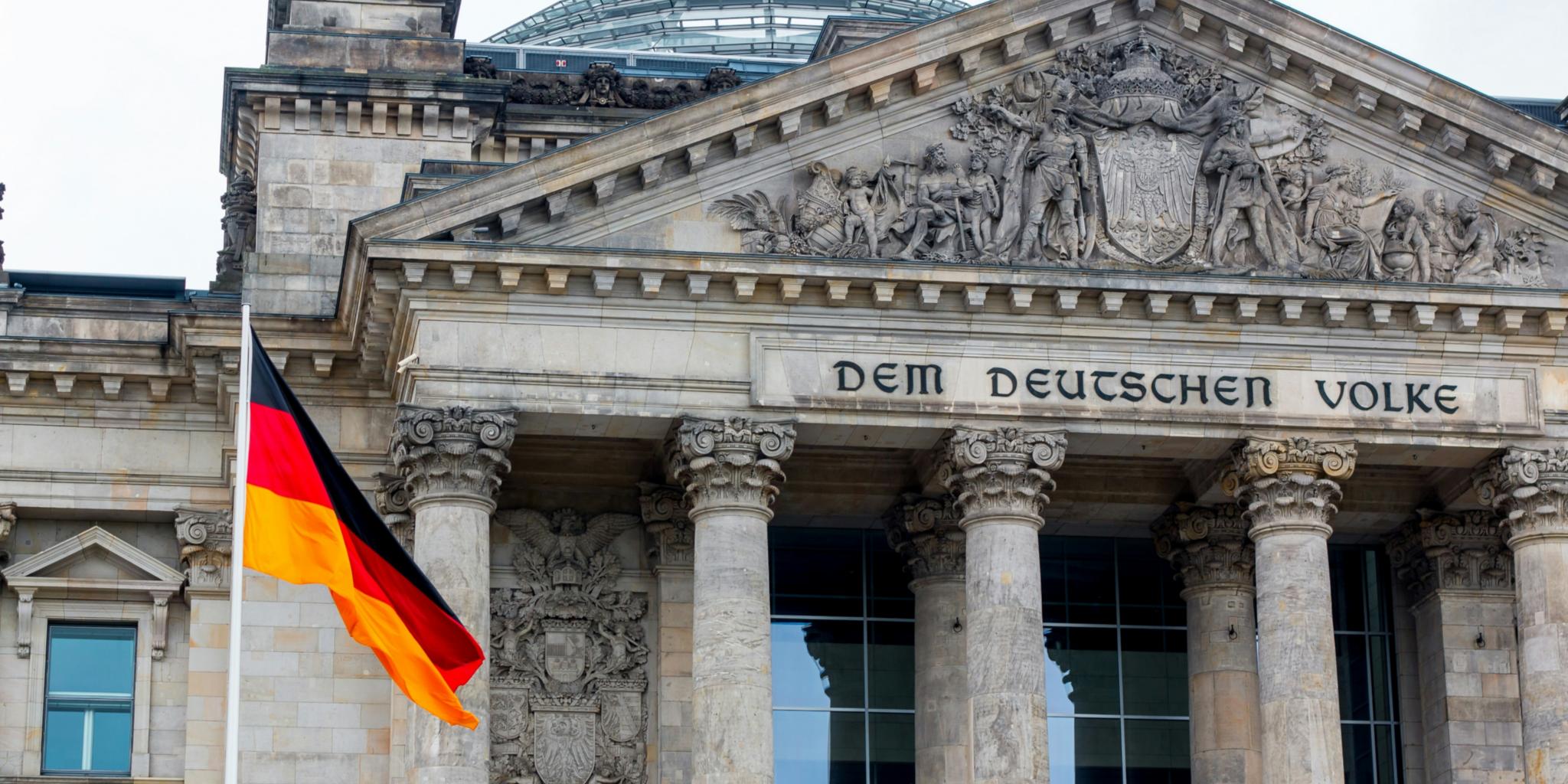 Deutsche Flagge vor dem Gebäude des Bundestags
