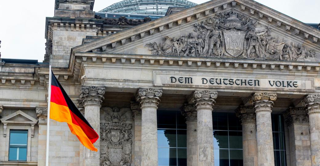 Deutsche Flagge vor dem Gebäude des Bundestags