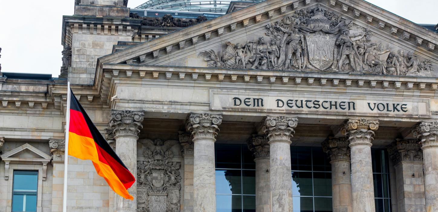 Deutsche Flagge vor dem Gebäude des Bundestags