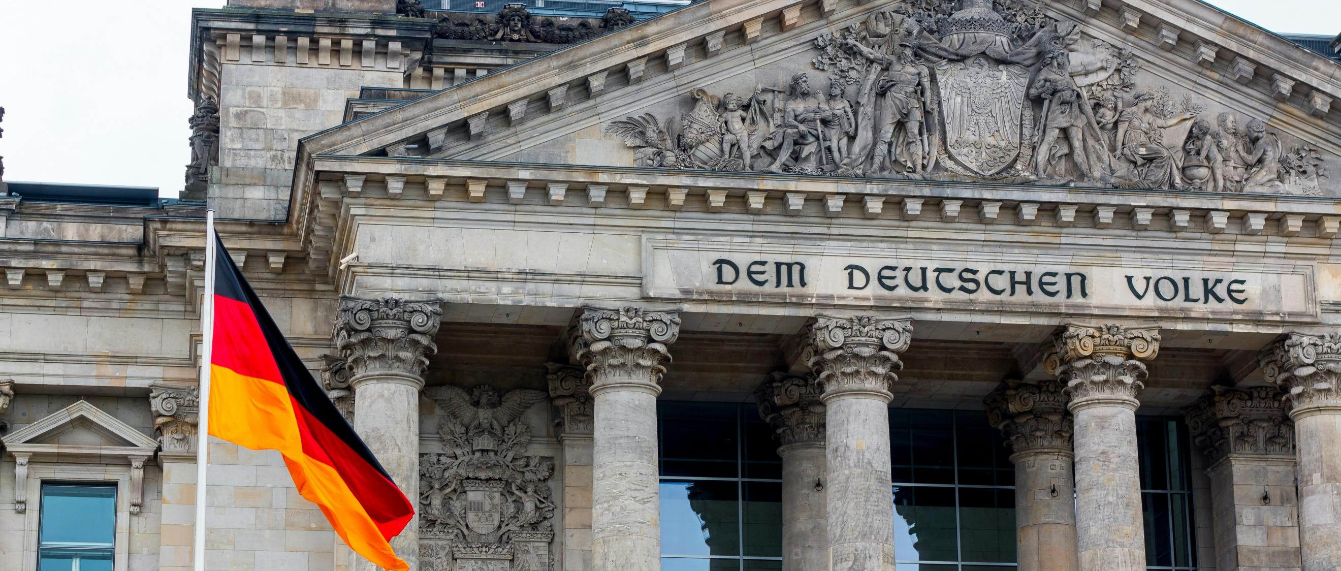 Deutsche Flagge vor dem Gebäude des Bundestags