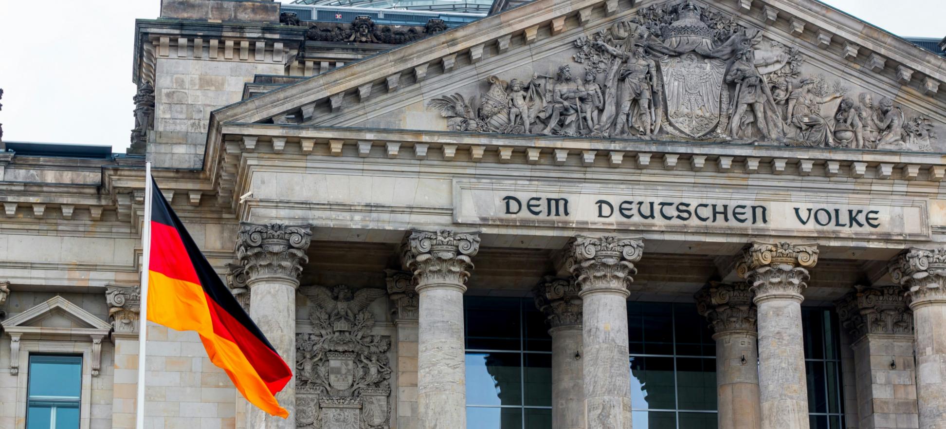 Deutsche Flagge vor dem Gebäude des Bundestags