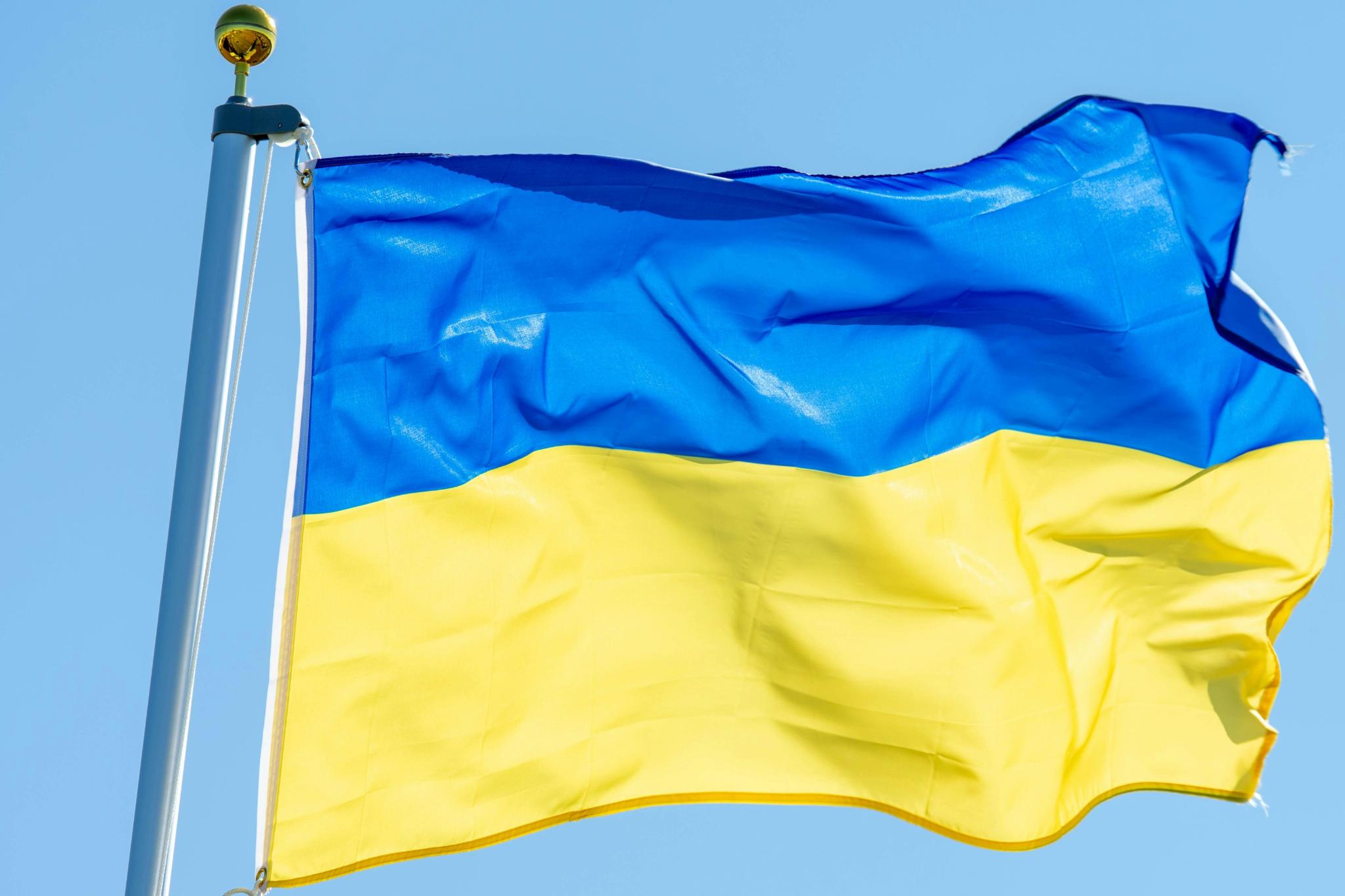 Eine ukrainische Flagge weht im Wind