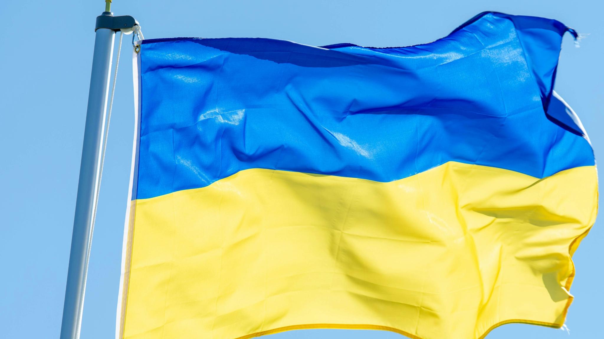 Eine ukrainische Flagge weht im Wind