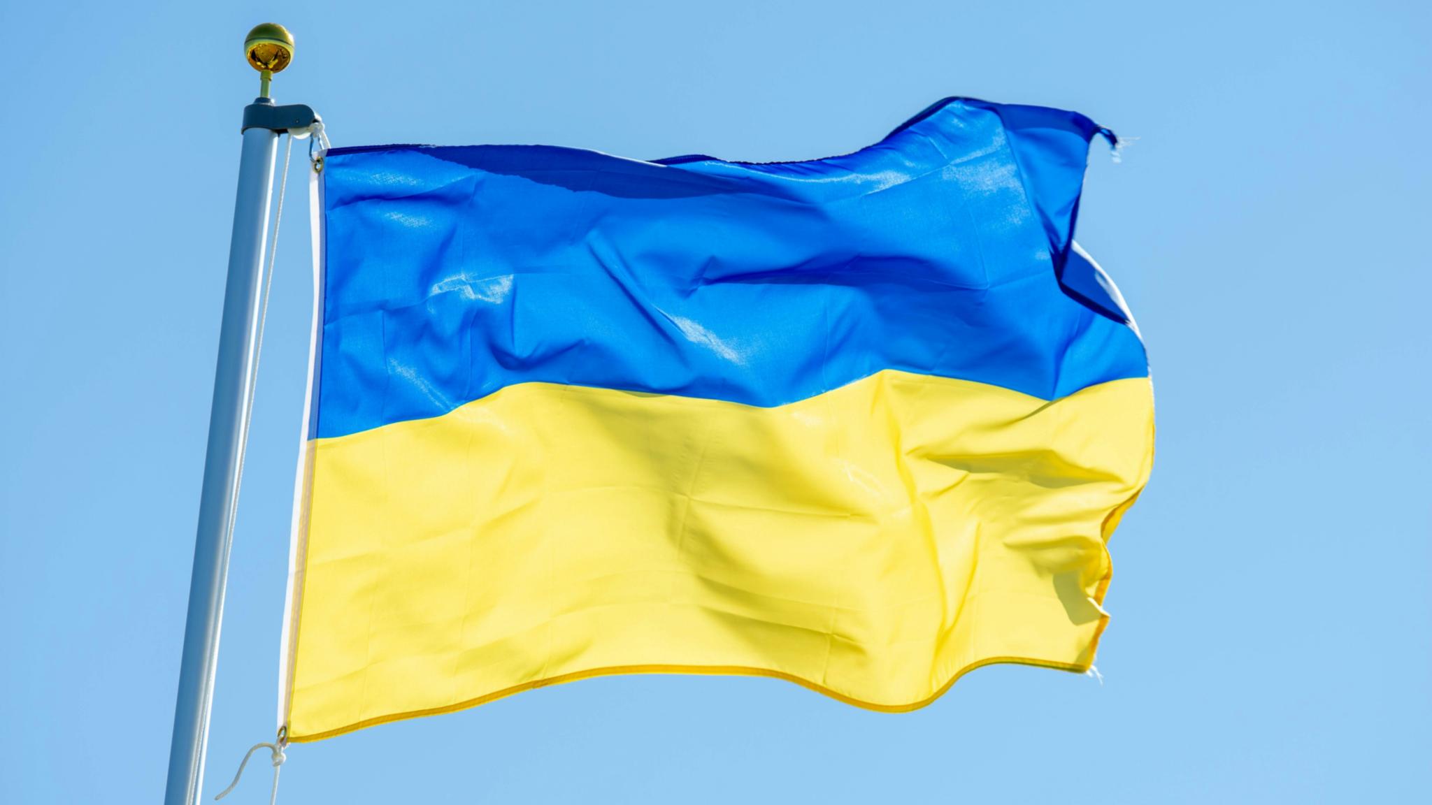 Eine ukrainische Flagge weht im Wind