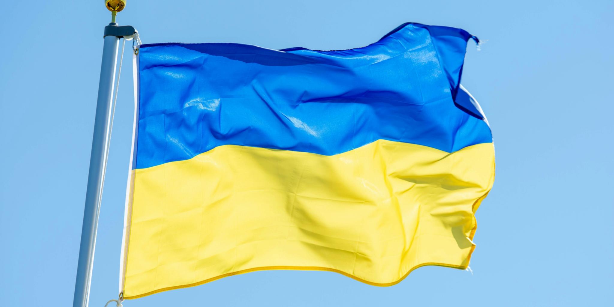 Eine ukrainische Flagge weht im Wind
