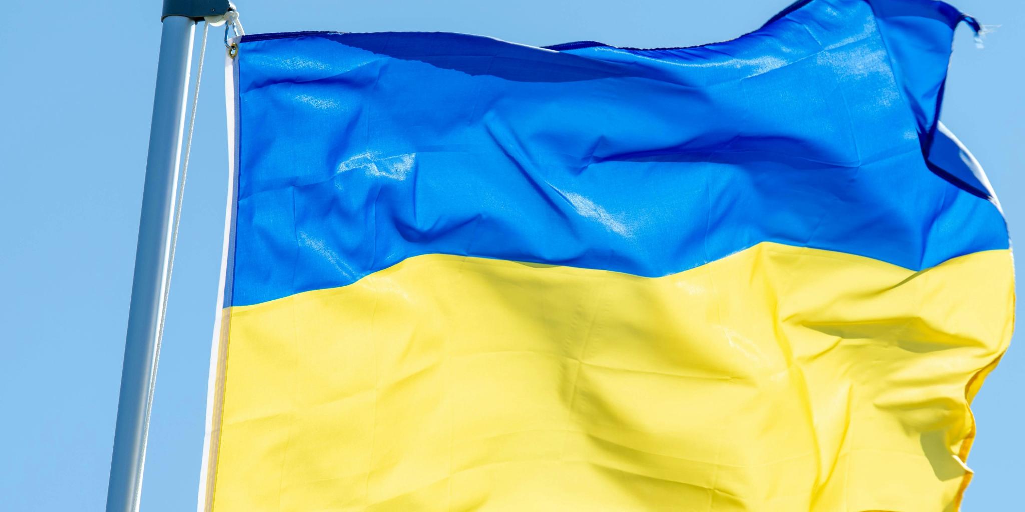 Eine ukrainische Flagge weht im Wind
