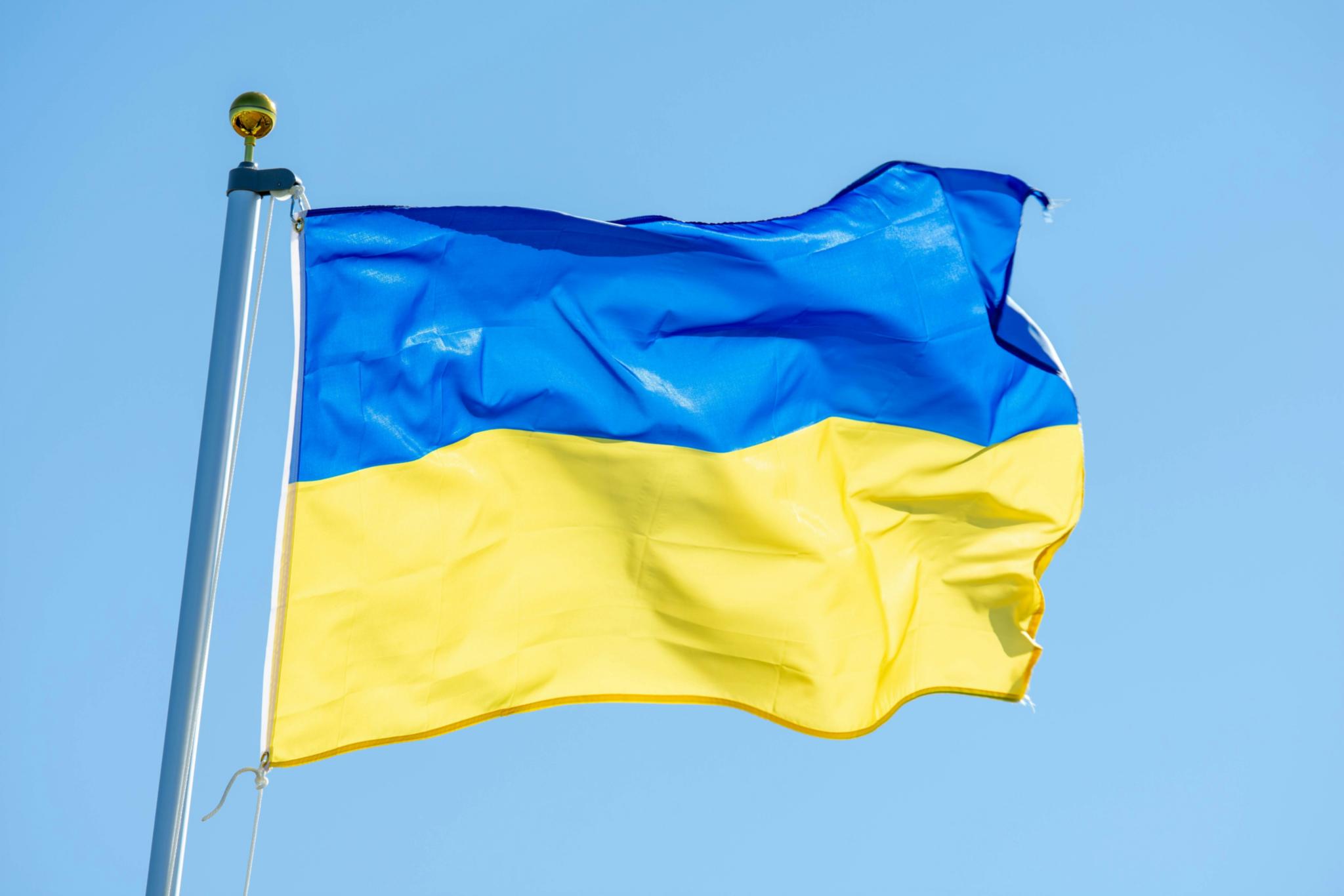 Eine ukrainische Flagge weht im Wind