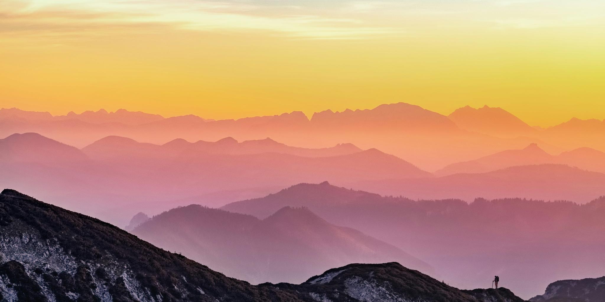 Ein bunter Sonnenaufgang in den Bergen