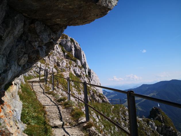 Ein steiniger Weg den Berg hinauf