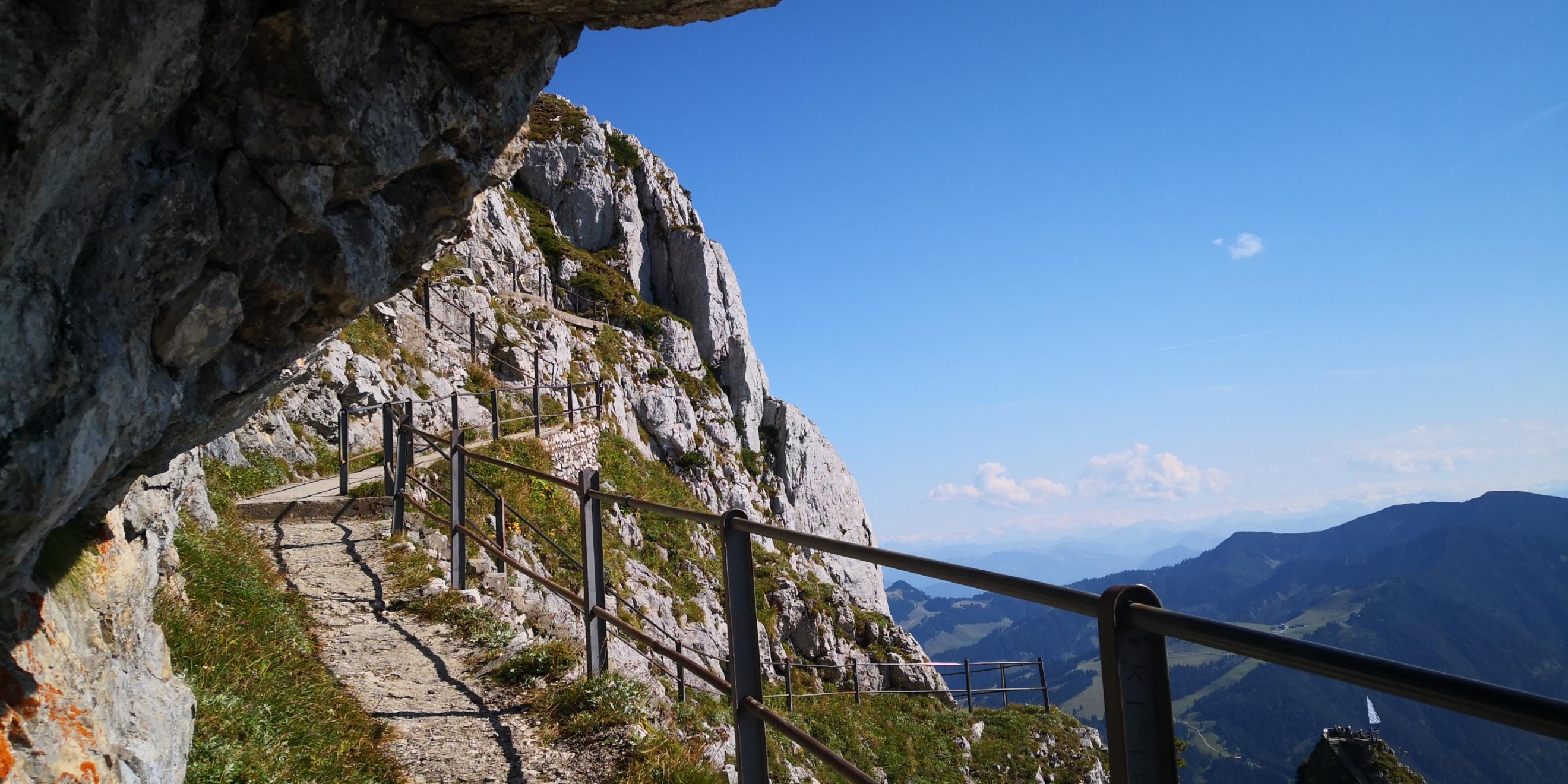 Ein steiniger Weg den Berg hinauf