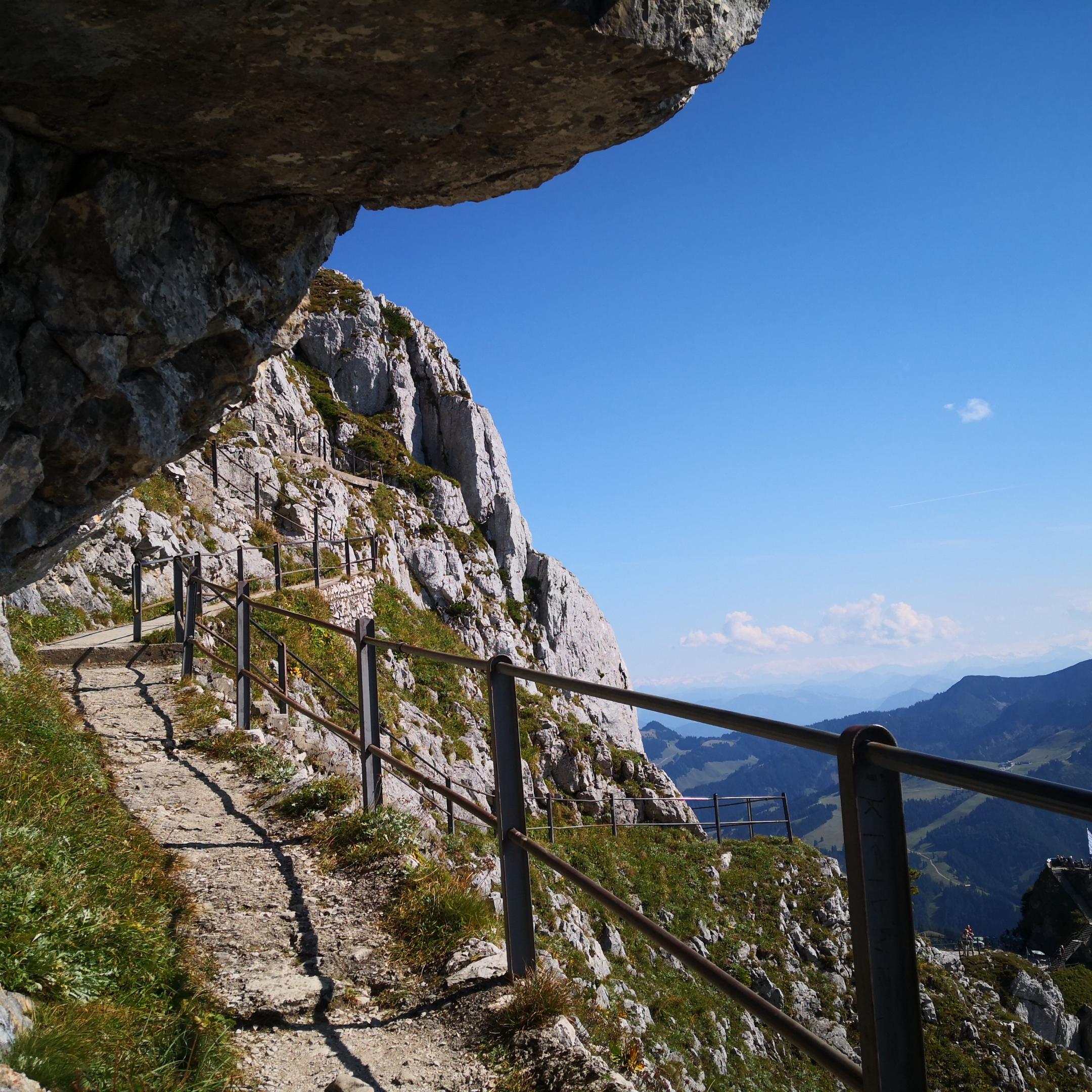 Ein steiniger Weg den Berg hinauf