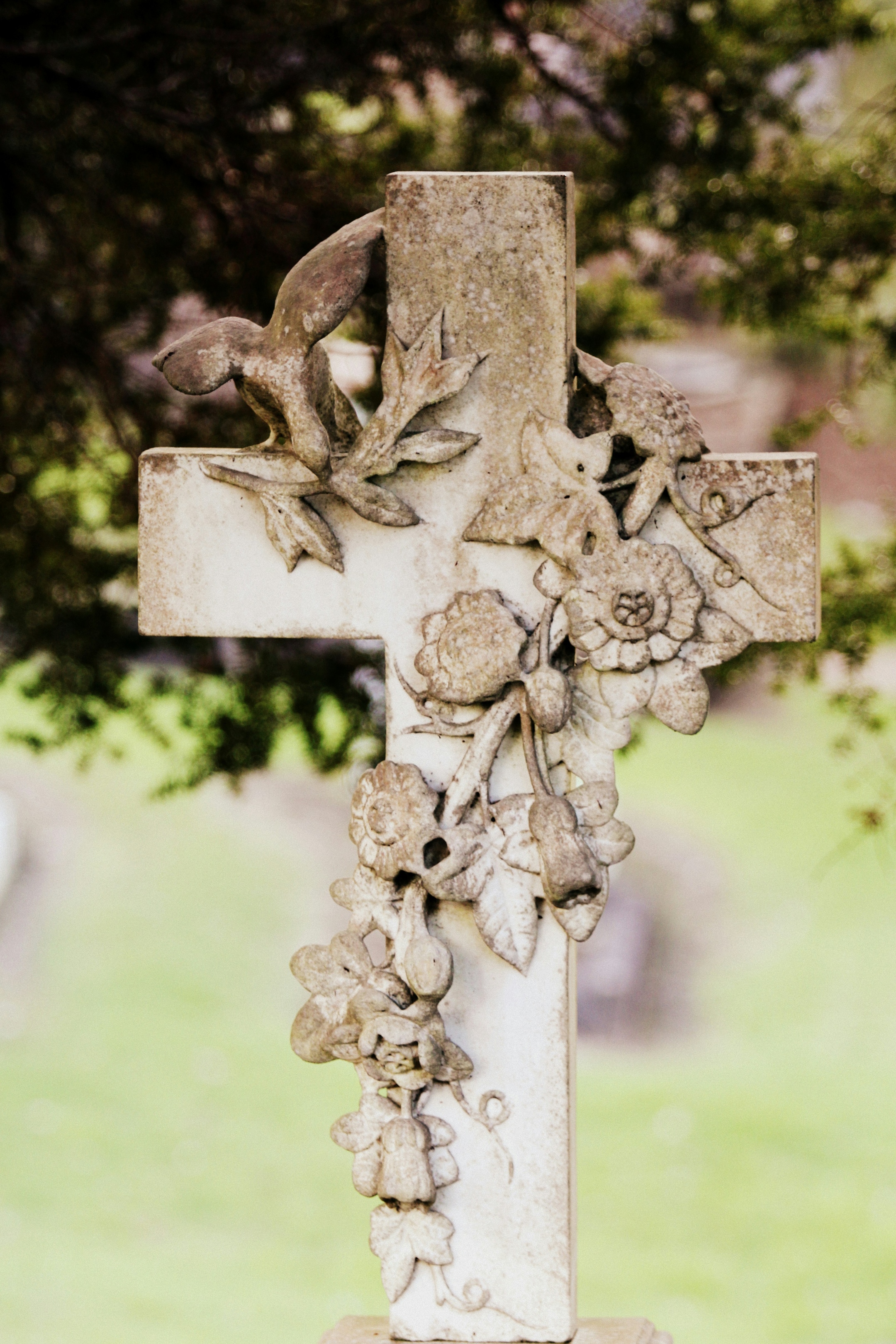 Man sieht ein florares Betonkreuz