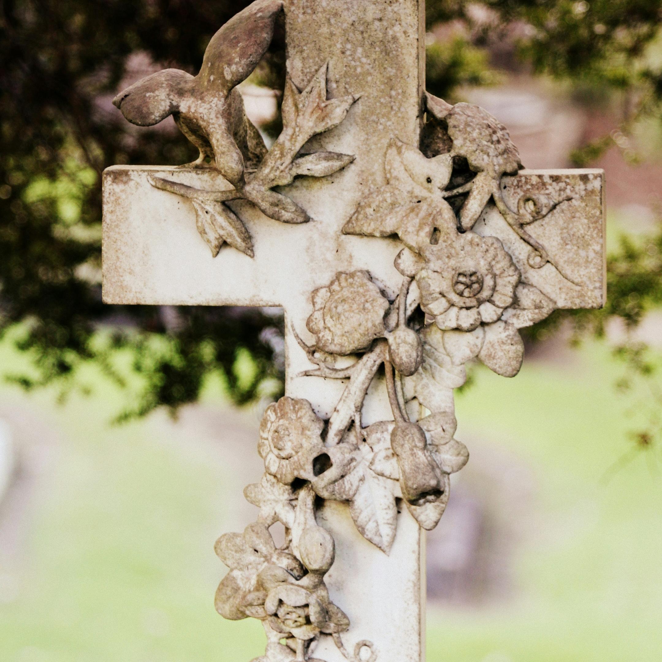 Man sieht ein florares Betonkreuz