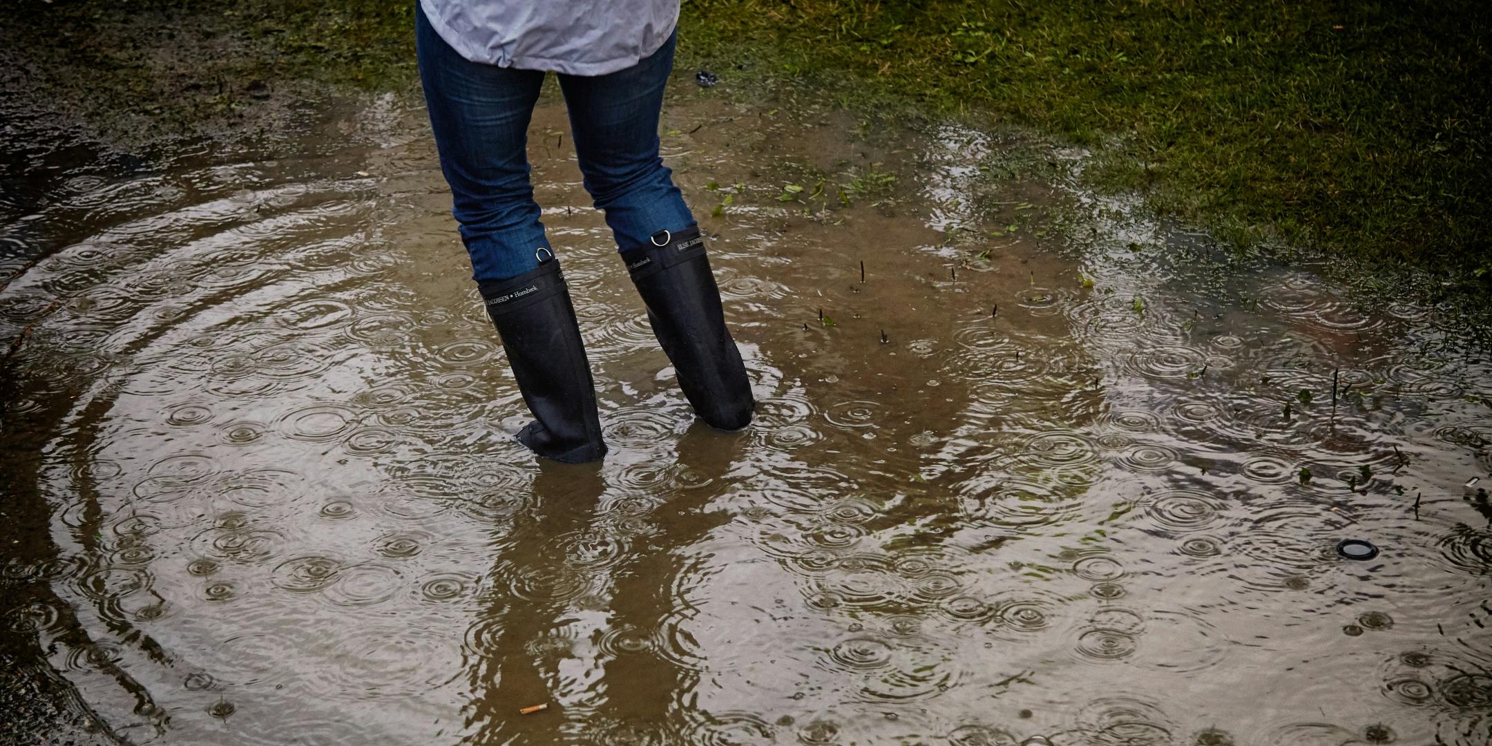 Eine Person steht in einer sehr großen Pfütze (c) Vidar Nordli-Mathisen auf Unsplash Eine Person steht in einer sehr großen Pfütze