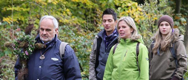 Vier Personen auf dem Weg bei ihrer Pilgerwanderung