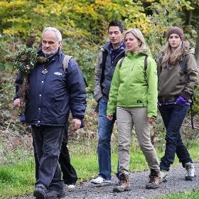 Vier Personen auf dem Weg bei ihrer Pilgerwanderung