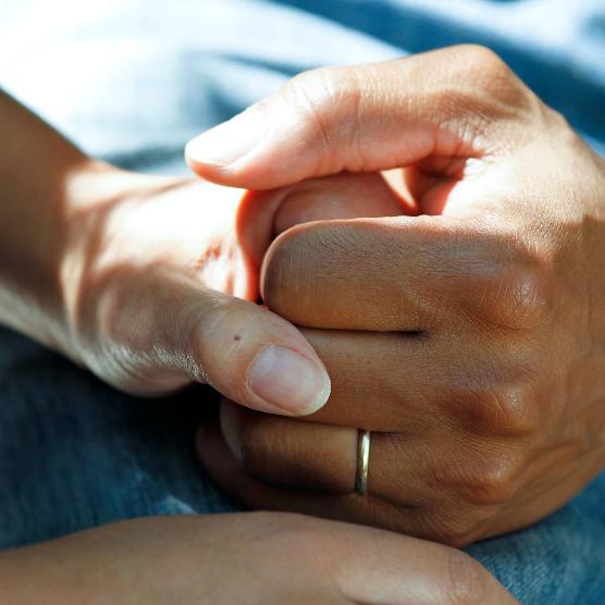 Eine Hand hält eine weitere Hand