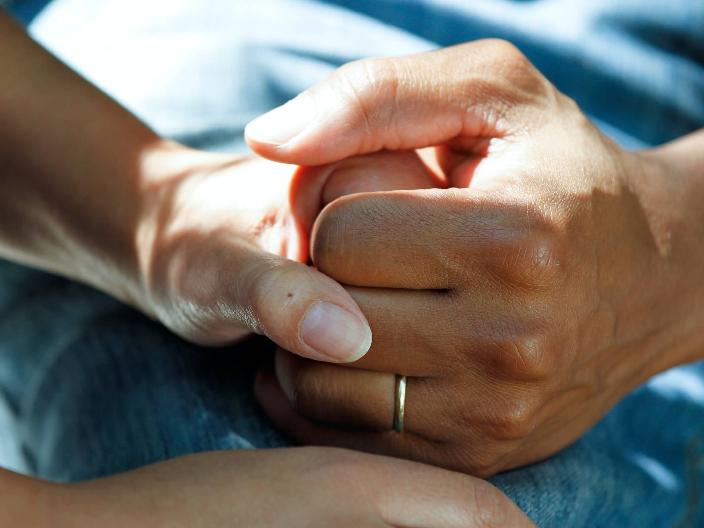 Eine Hand hält eine weitere Hand