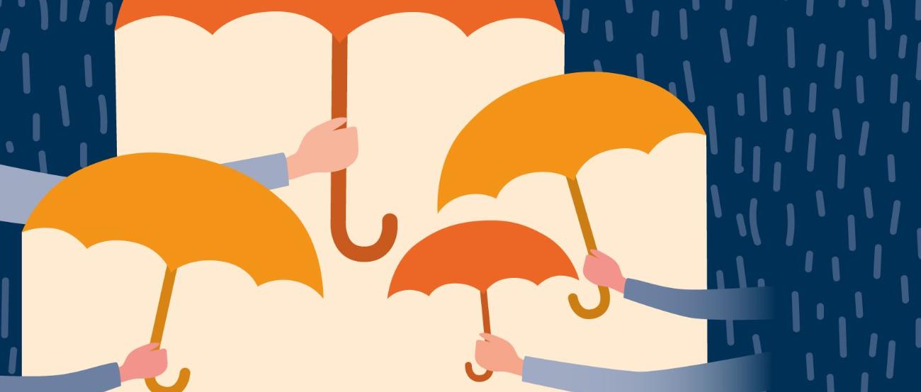 Man sieht eine Zeichnung. Es regnet vor dunklem Hintergrund. Auf der einen Seite stehen mehrere Menschen (jung und alt) unter Schirmen, die von Armen aus der Seite über sie gespannt sind