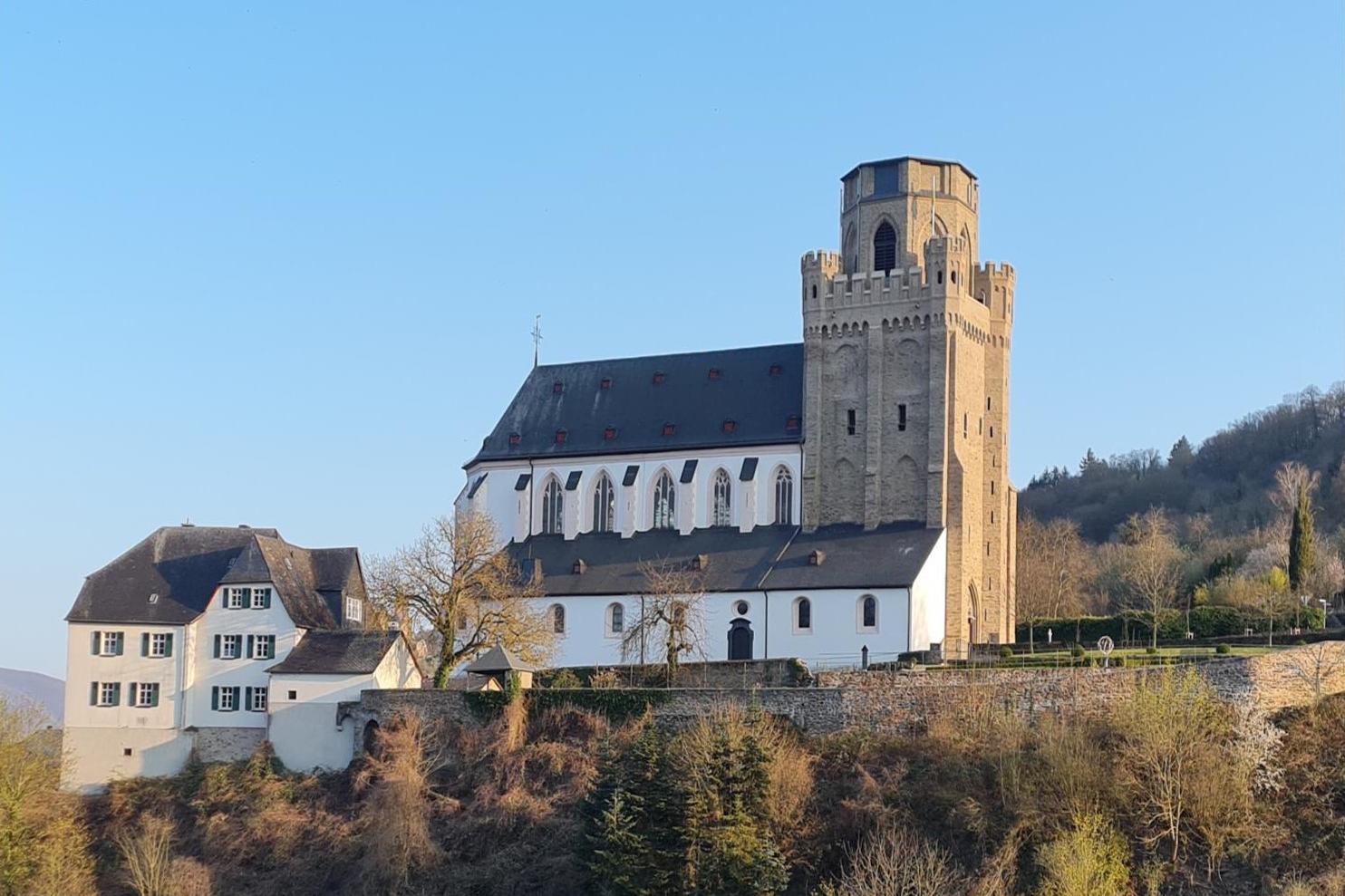 Martinsberg Oberwesel mit Martinskirche und Pfarrhaus