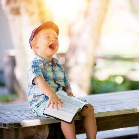 Lachendes Kind mit Buch