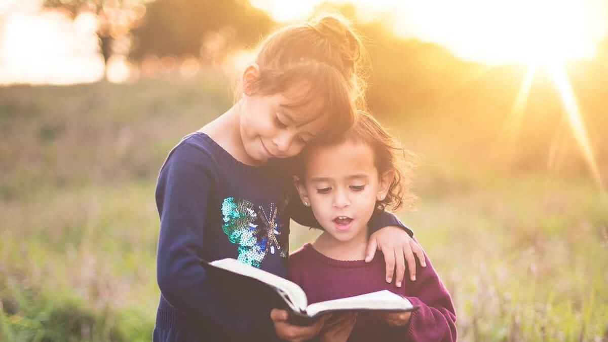 Zwei Kinder singen im Sonnenlicht