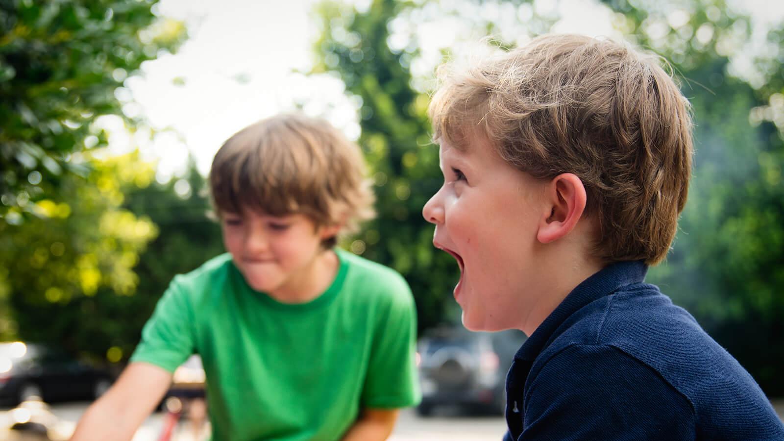 Lachende Kinder im grünen