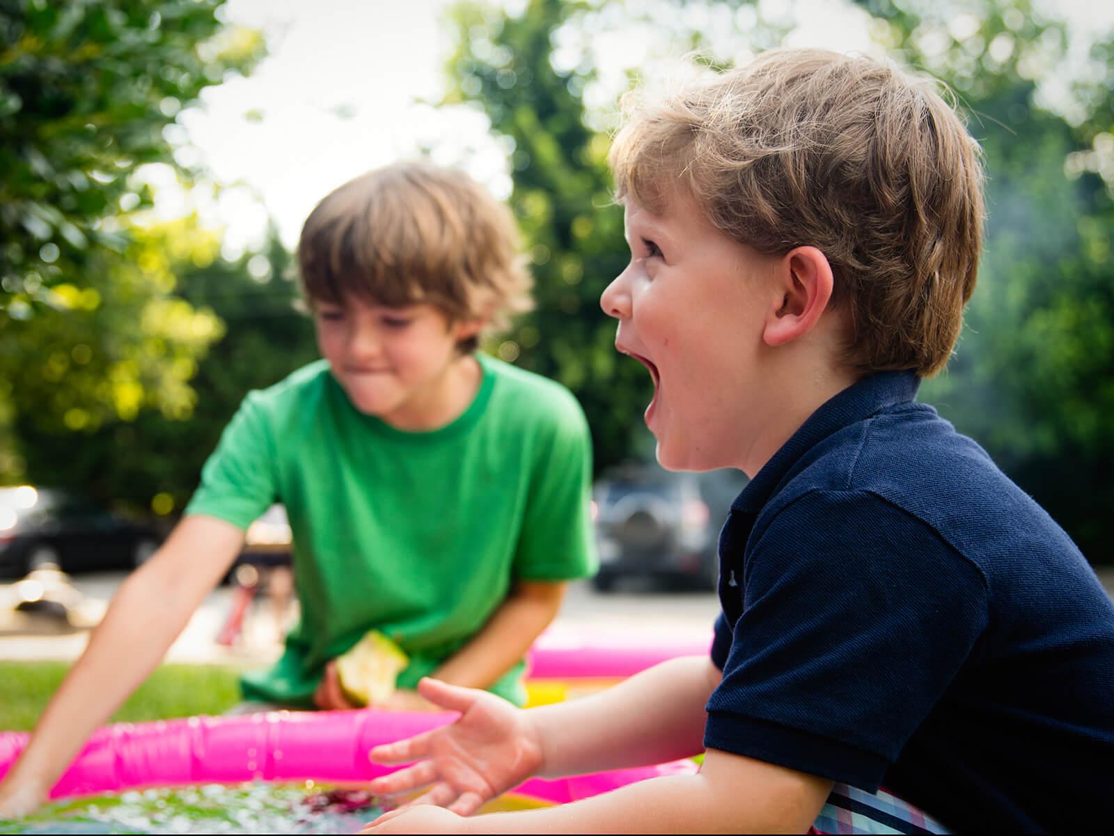 Lachende Kinder im grünen