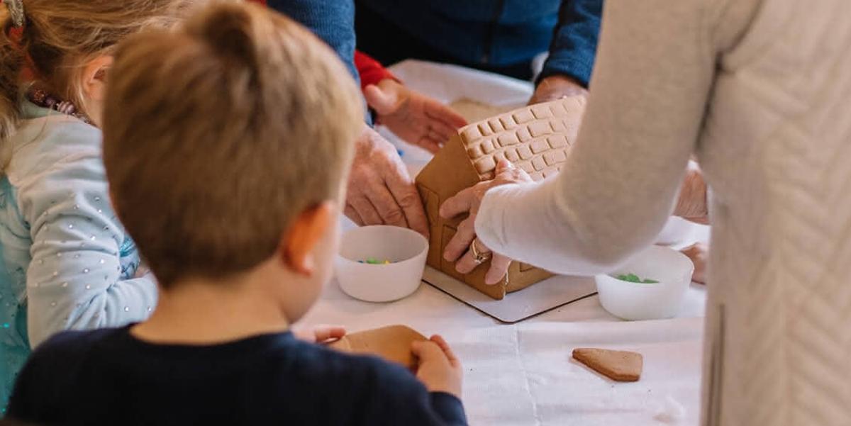 Älteres Paar am Tisch mit zwei Kindern