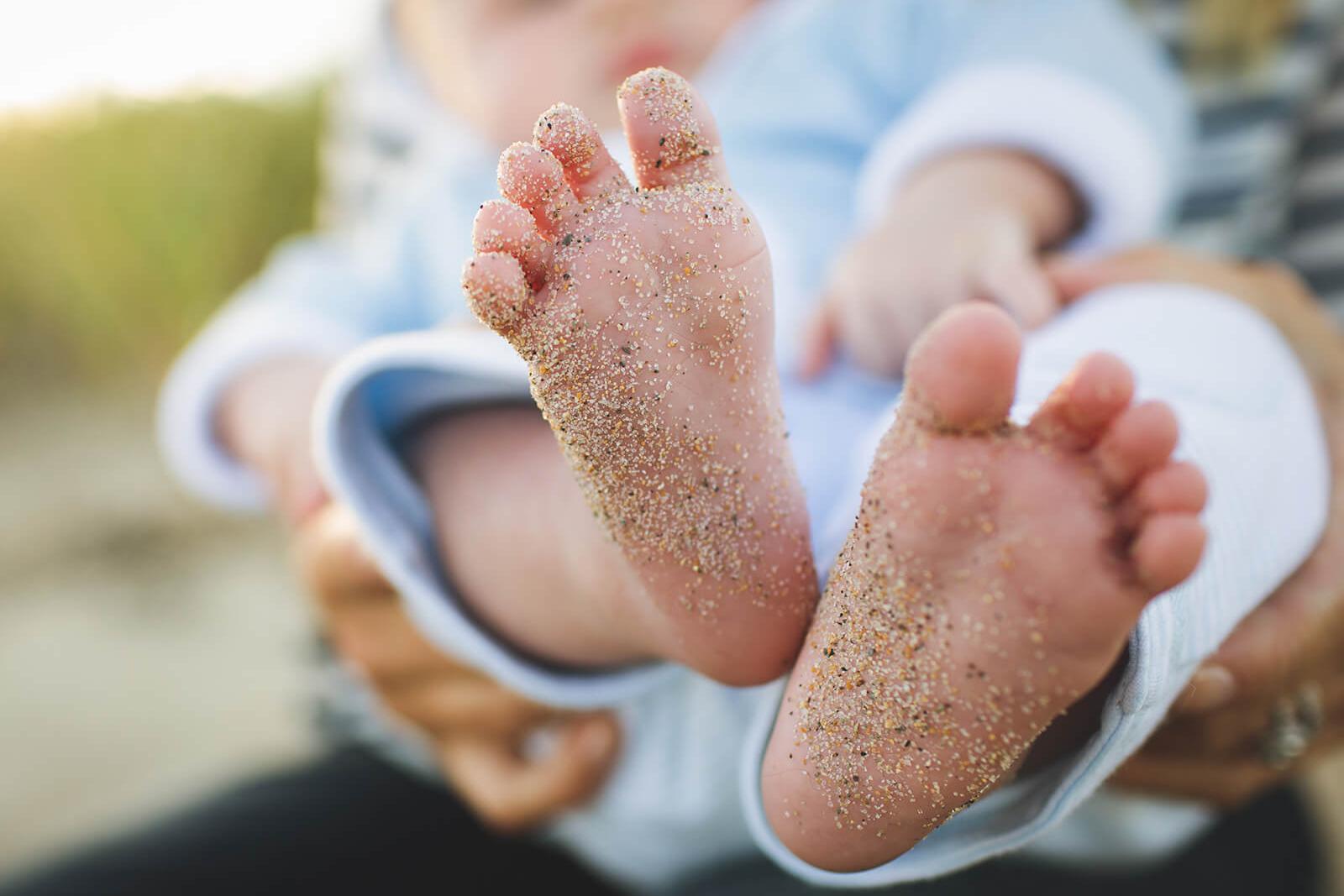 Babyfüsse mit Sand