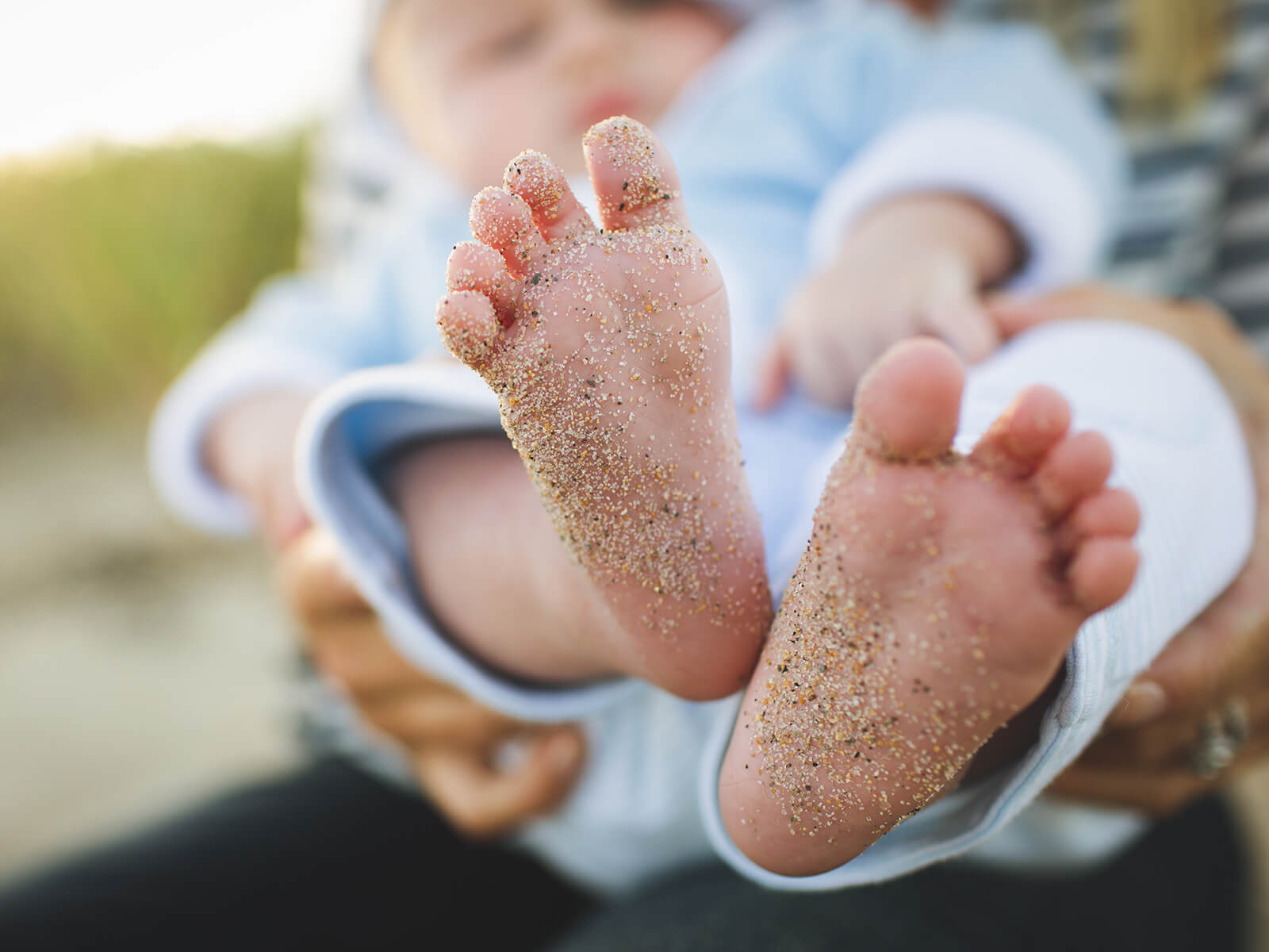 Babyfüsse mit Sand