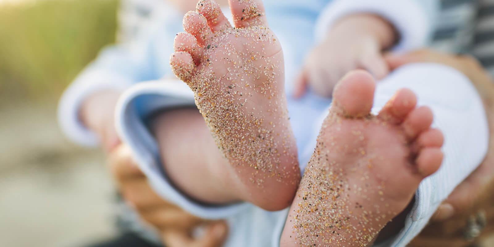 Babyfüsse mit Sand