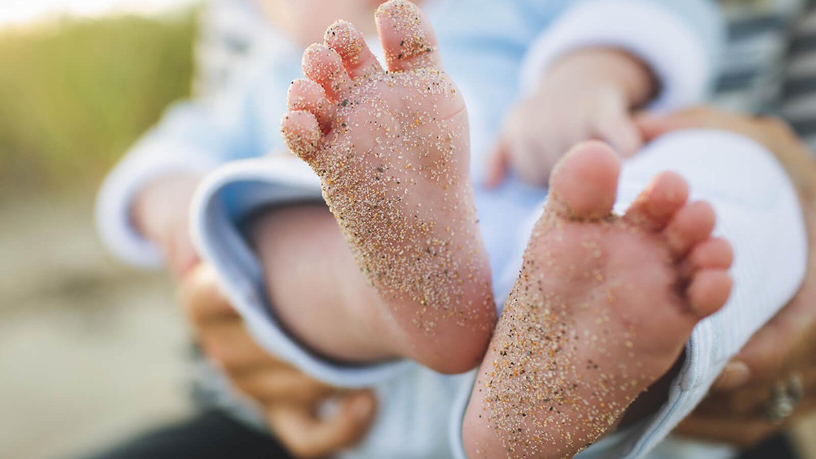 Babyfüsse mit Sand