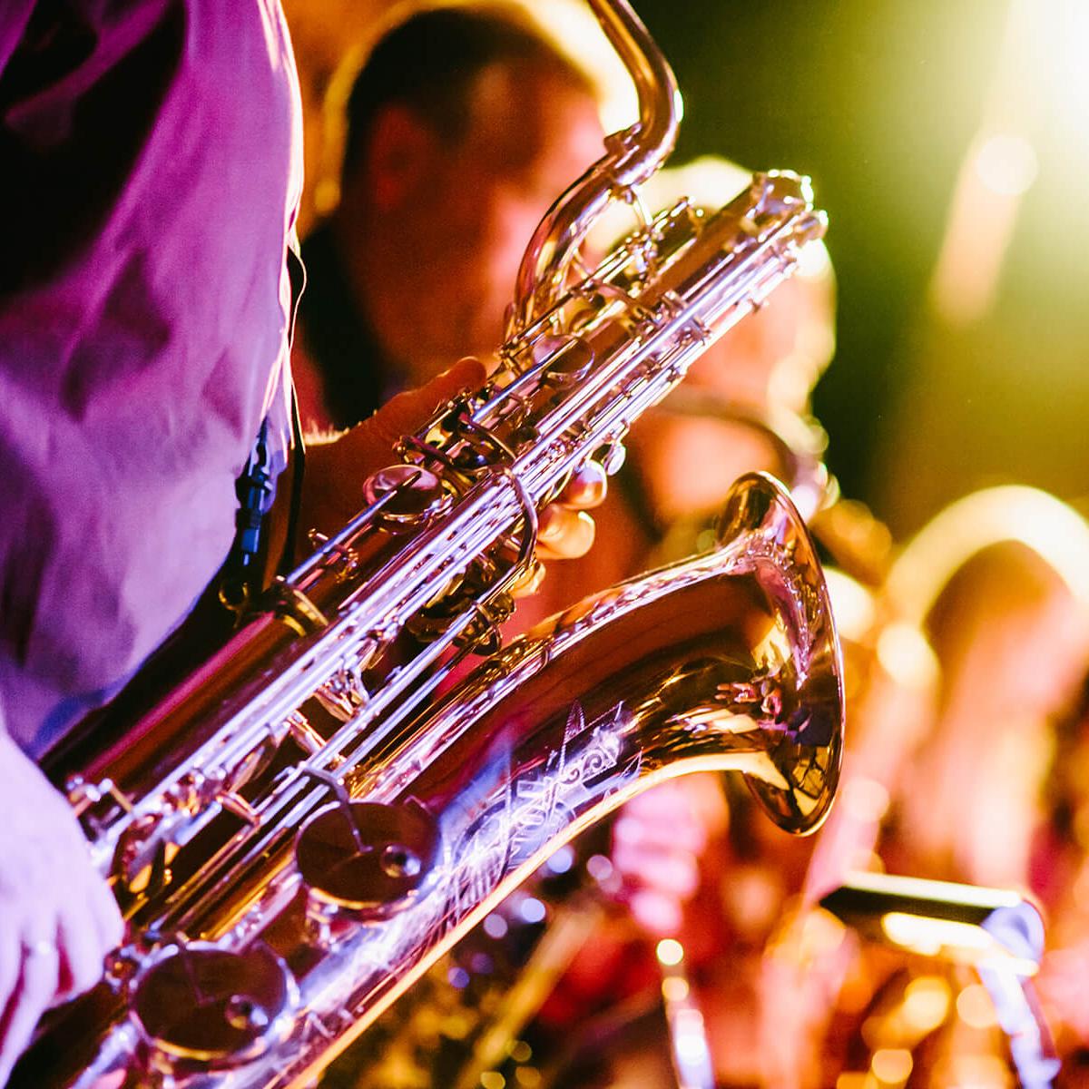 Saxophonspieler im stimmungsvollem Licht