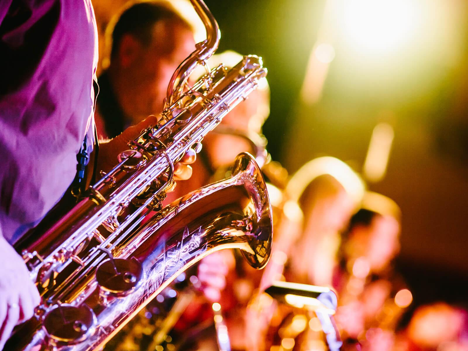Saxophonspieler im stimmungsvollem Licht