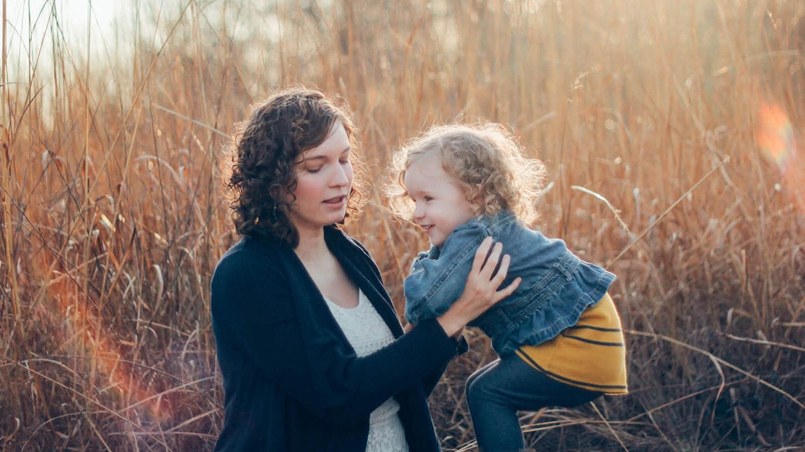 Frau mit Kind in einer Wiese