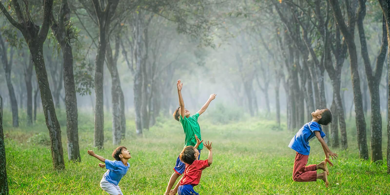 Ballspielende Kinder