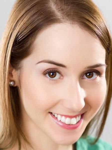 Portrait einer Frau vor hellem Hintergrund