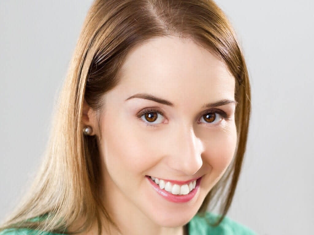 Portrait einer Frau vor hellem Hintergrund